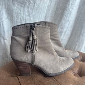 Stuart Weitzman Womens Ankle Boots Size 8 Taupe Suede Block Heel Tassels Zip